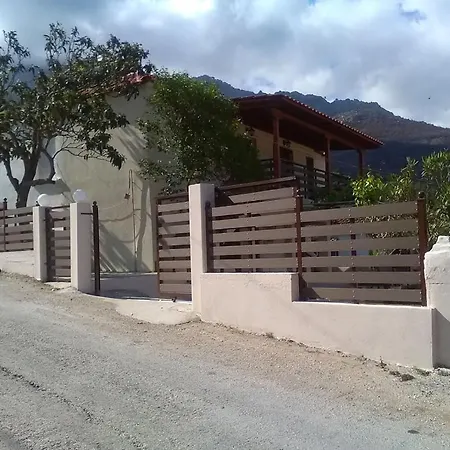 Poli's Ideal - Fully Renovated ! بيت للعطل *